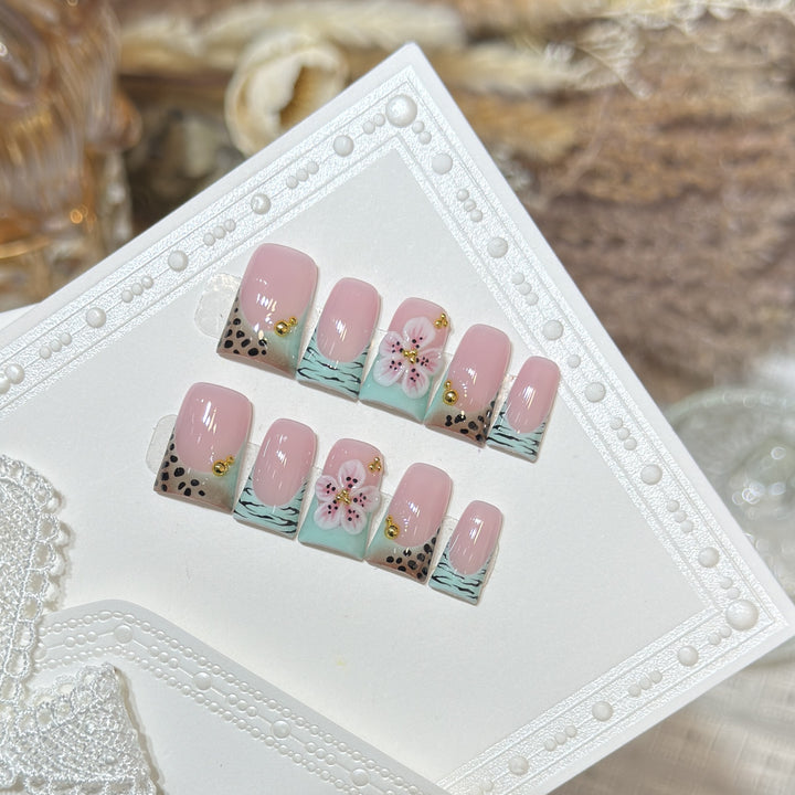 Künstlerisches Press-On-Nagel-Set mit floralem und gemustertem Design Karnz