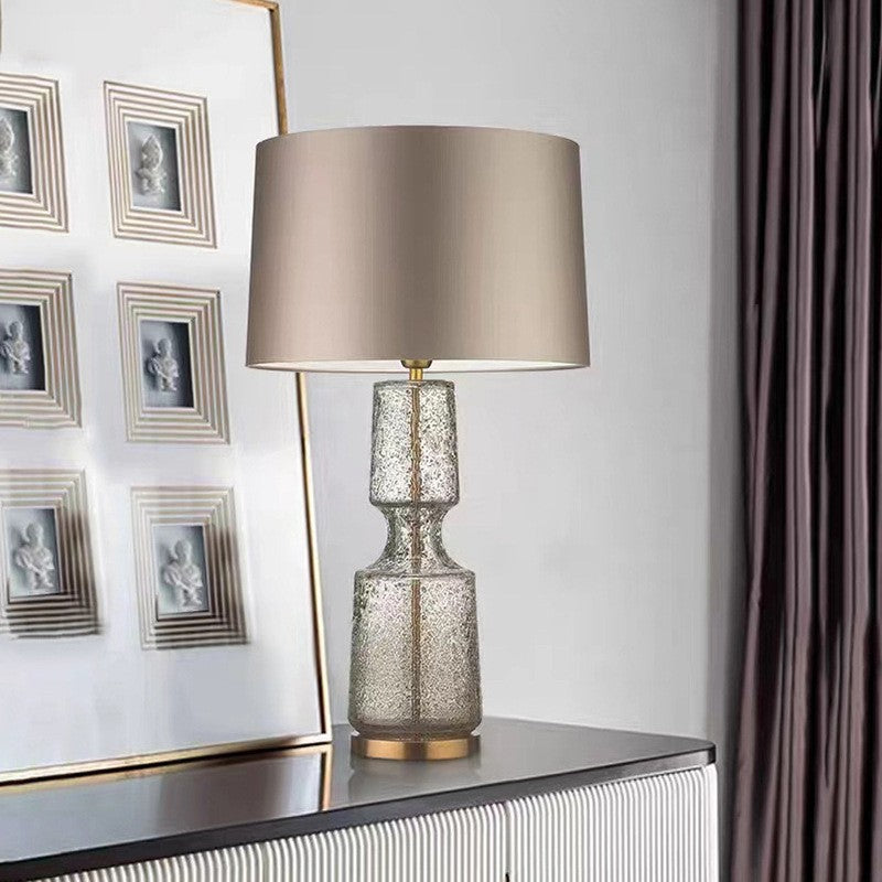 Stilvolle Glastischlampe mit elegantem schwarz Schirm