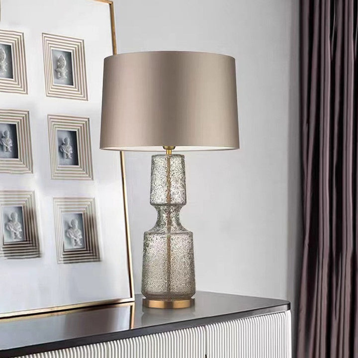Stilvolle Glastischlampe mit elegantem schwarz Schirm