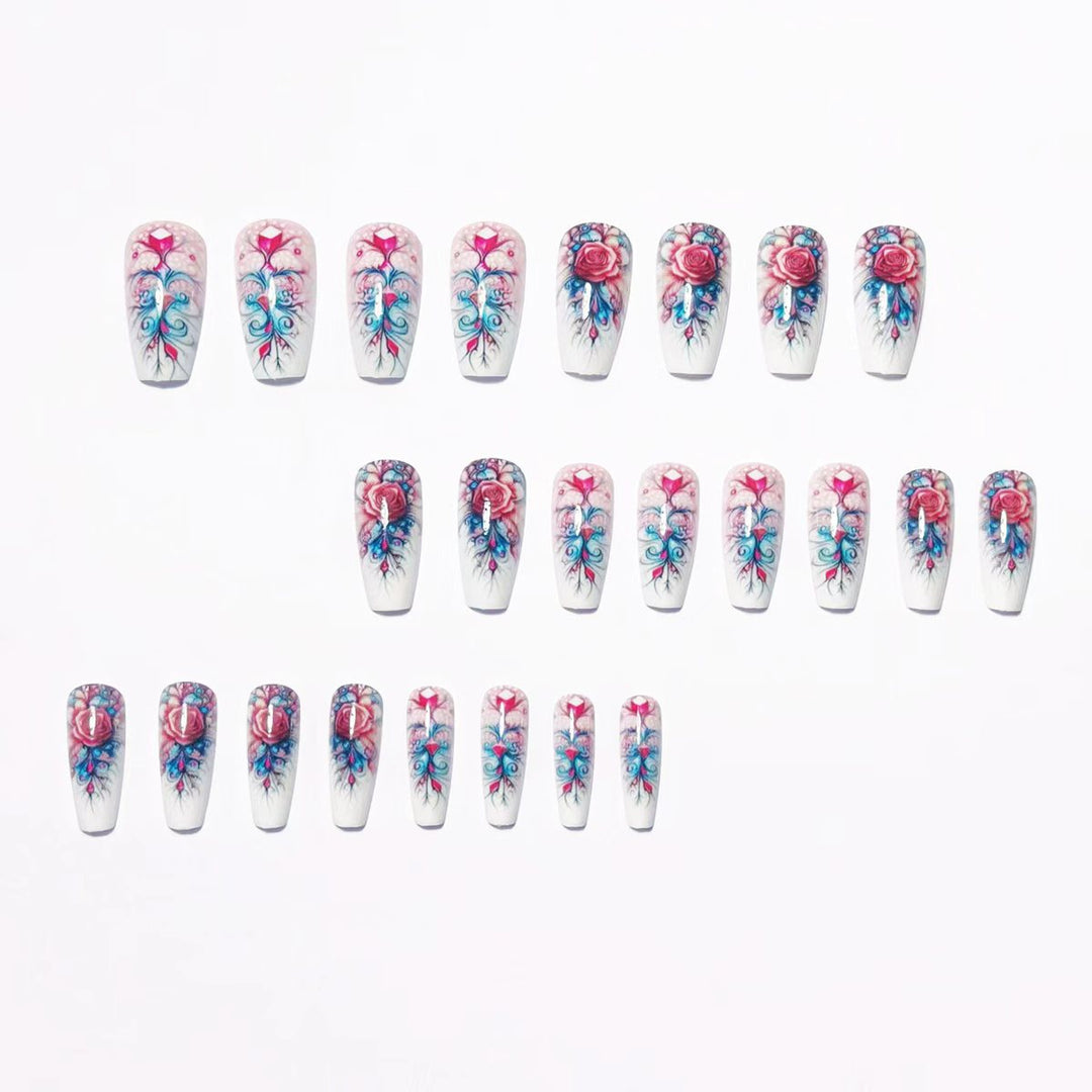 Kunstnägel mit Elegantem Rosenmotiv und Glitzerakzenten Karnz