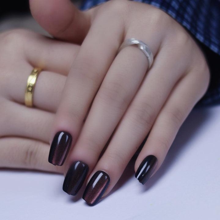 Kunstnägel mit schimmerndem Metallic-Finish Karnz