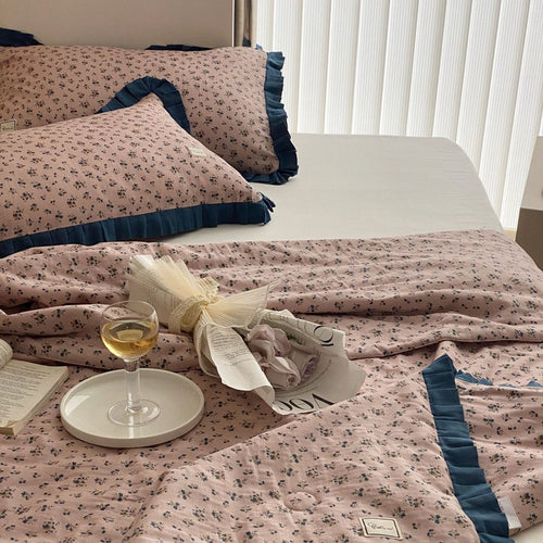 Bettwäsche-Garnitur aus Baumwoll-Perkal mit geraffter Volantkante und feinem Blumenprint
