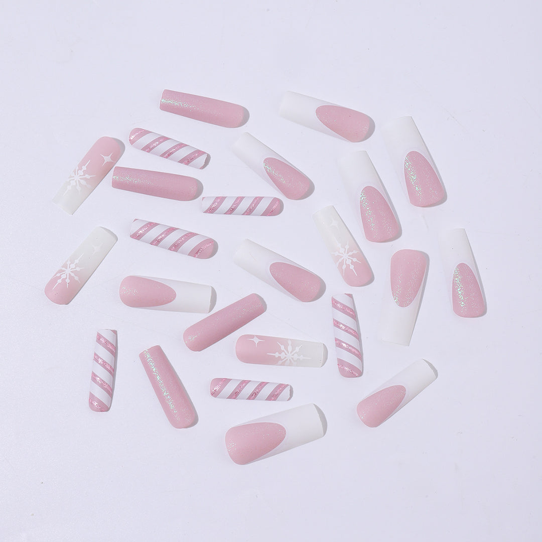 Kreatives Kunstnagelset mit festlichem Zuckerstangen-Design und glitzernden Akzenten Karnz