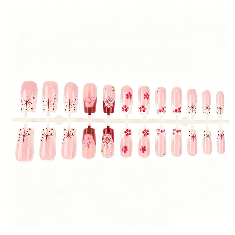 Kunstnagelset mit floralen 3D-Details und Glitzerakzenten Karnz