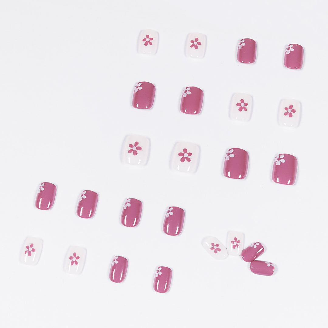 Kunstvolle Nagelkunst mit Blumenelementen Karnz