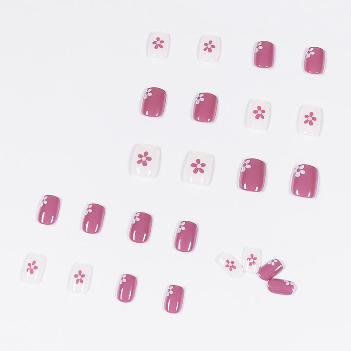 Kunstvolle Nagelkunst mit Blumenelementen Karnz