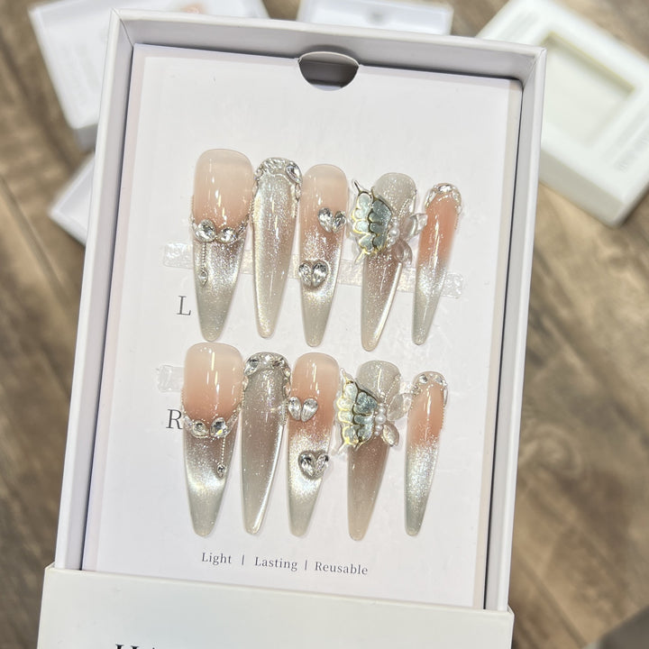 Dekorativer Stiletto Press-On Nagelkunst Set mit Schmetterlingsakzenten Karnz