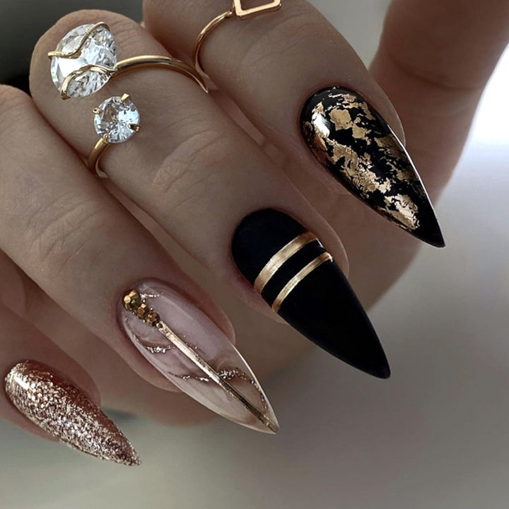 Glamouröse Stiletto-Nägel mit goldenen Akzenten Karnz