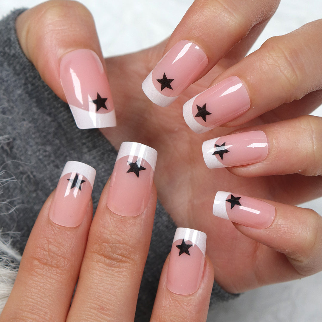 Künstlerische French Tip Press-On Nägel mit Sternakzenten Karnz