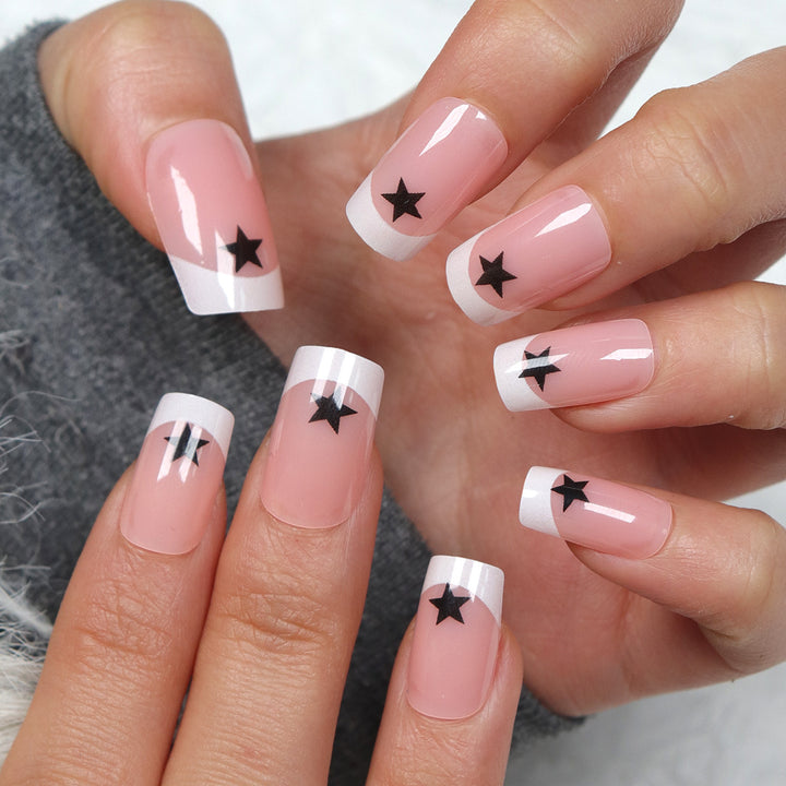 Künstlerische French Tip Press-On Nägel mit Sternakzenten Karnz