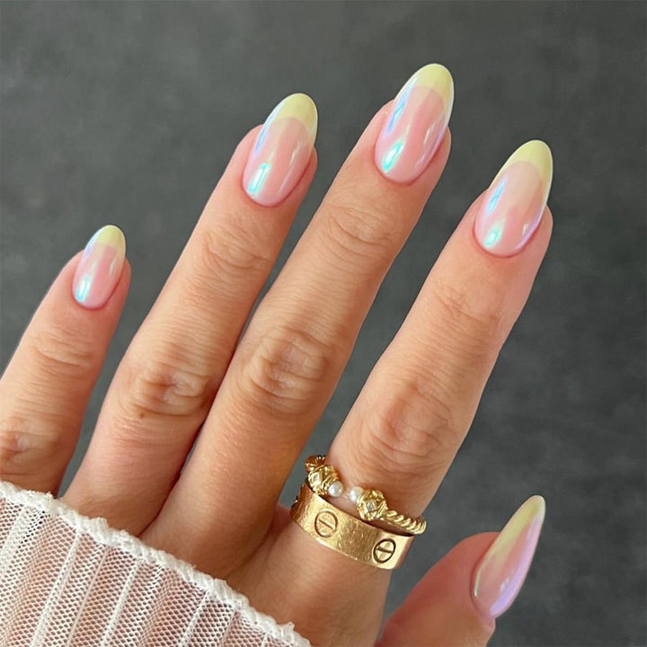 Kunstvolle Nagelverlängerungen mit schimmerndem Ombre-Effekt Karnz