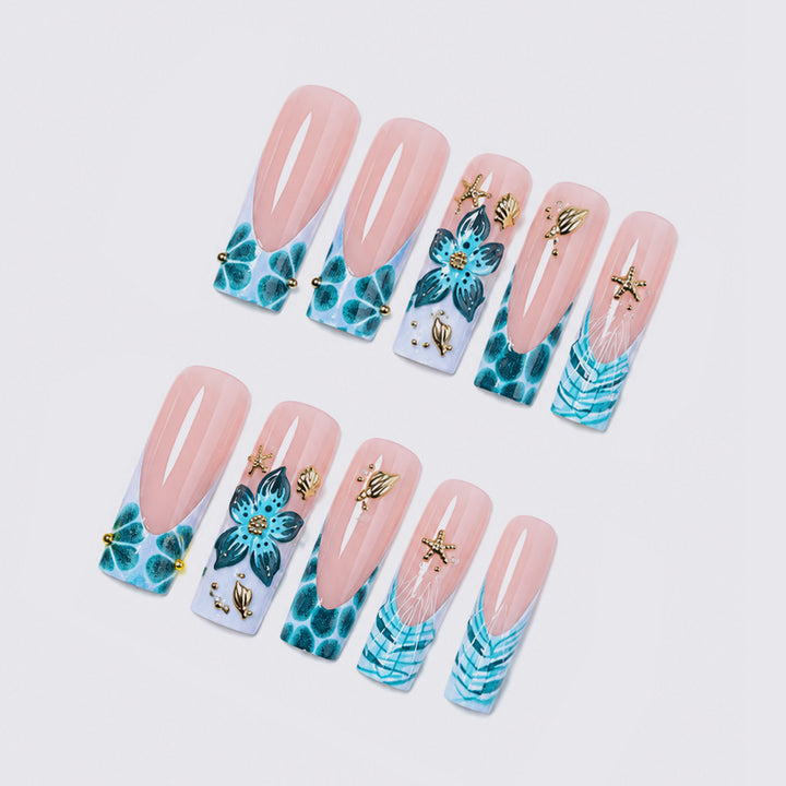 Künstlerisches Acryl Press-On Nagelset mit floralen und goldenen Elementen Karnz