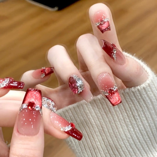 Glamouröse Kunstnägel mit Funkelnden Strass-Applikationen Karnz