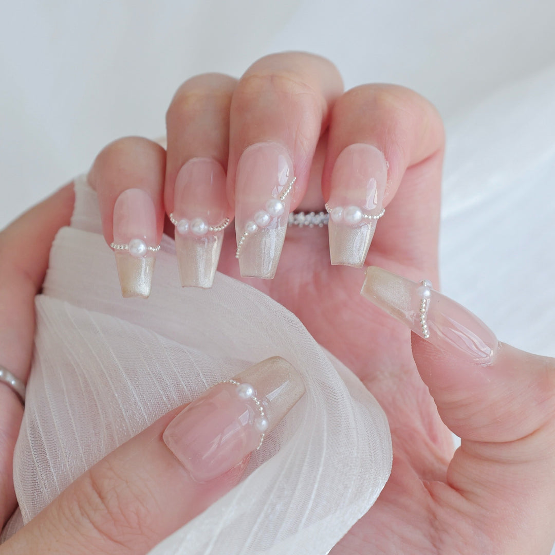 Künstlerisches Press-On Nagelkunstset mit Herz- und himmlischen Designs
