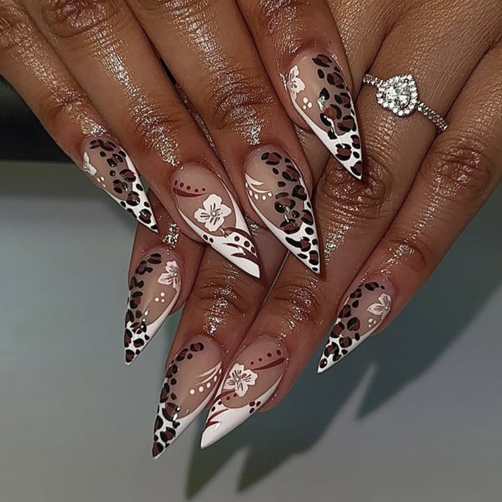 Kunstvolle Stiletto-Nägel mit Blumen- und Leopardenmuster Karnz