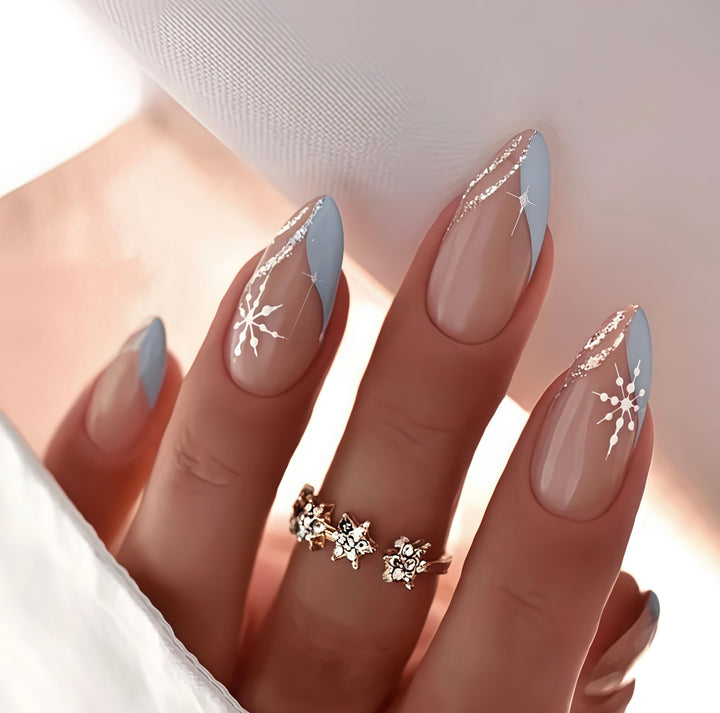 Kunstvolle Nagelverschönerung mit Schneeflocken-Akzenten Karnz