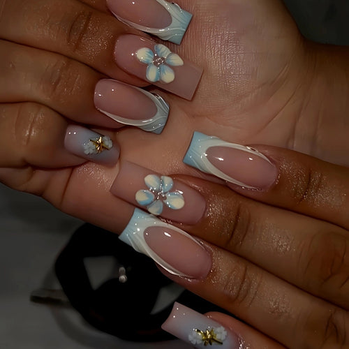 Blumenverzierte Nagelkunstverlängerungen Karnz