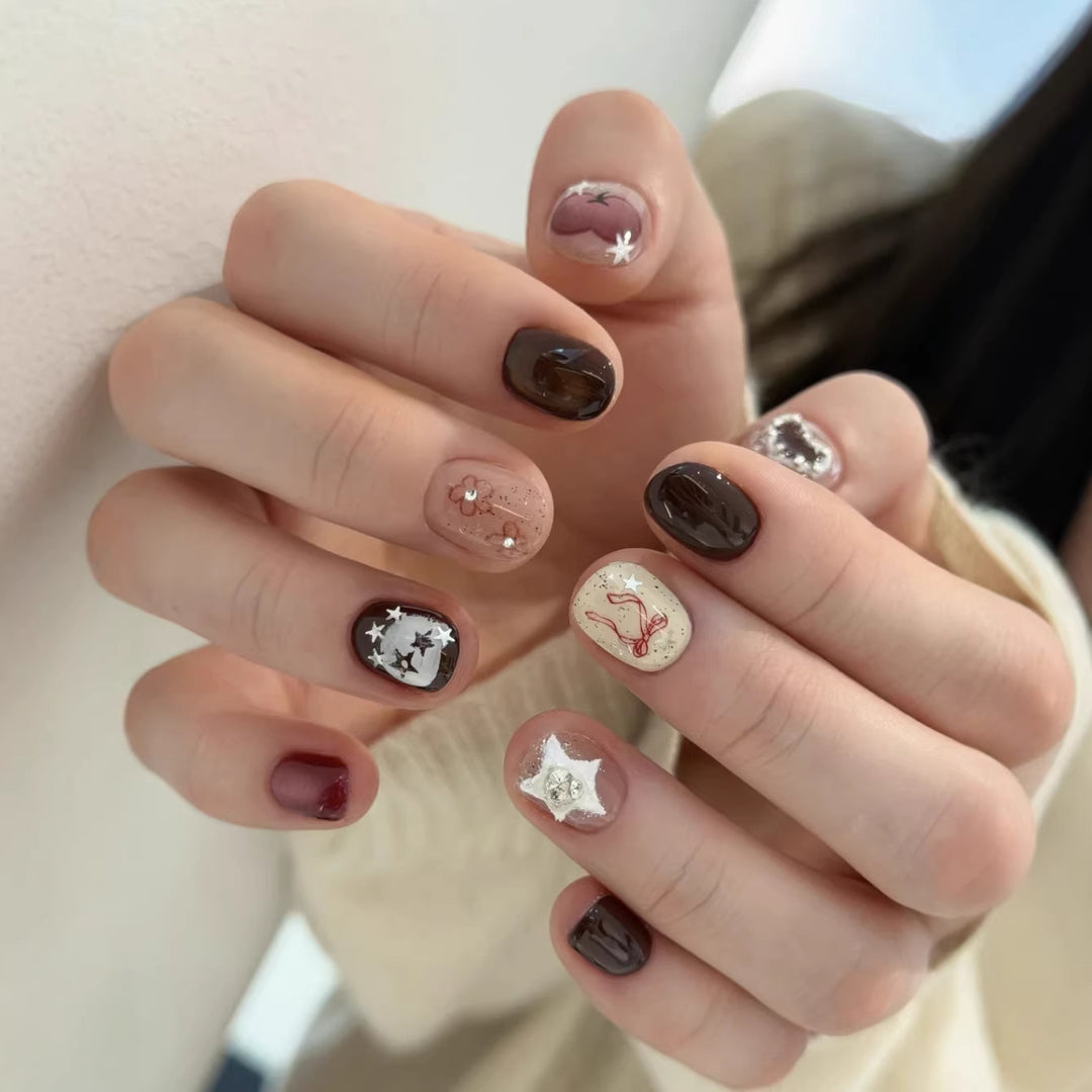 Künstlerische Press-On-Nageldesigns