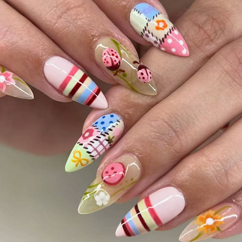 Künstlerisches Stiletto Press-On Nagelset mit floralen Akzenten