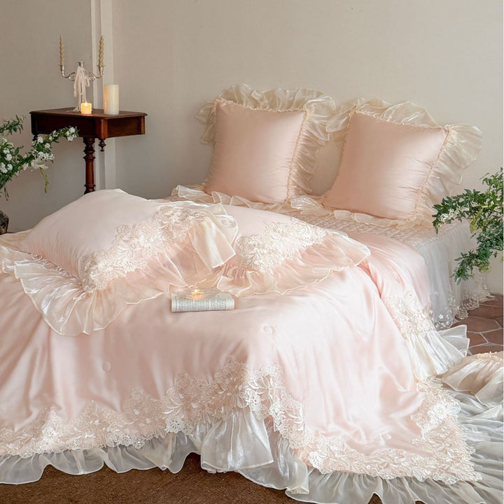 Elegante Bettwäsche-Garnitur aus Satin mit mehrlagigem Organza-Volant und feiner Blumen-Spitzenborte