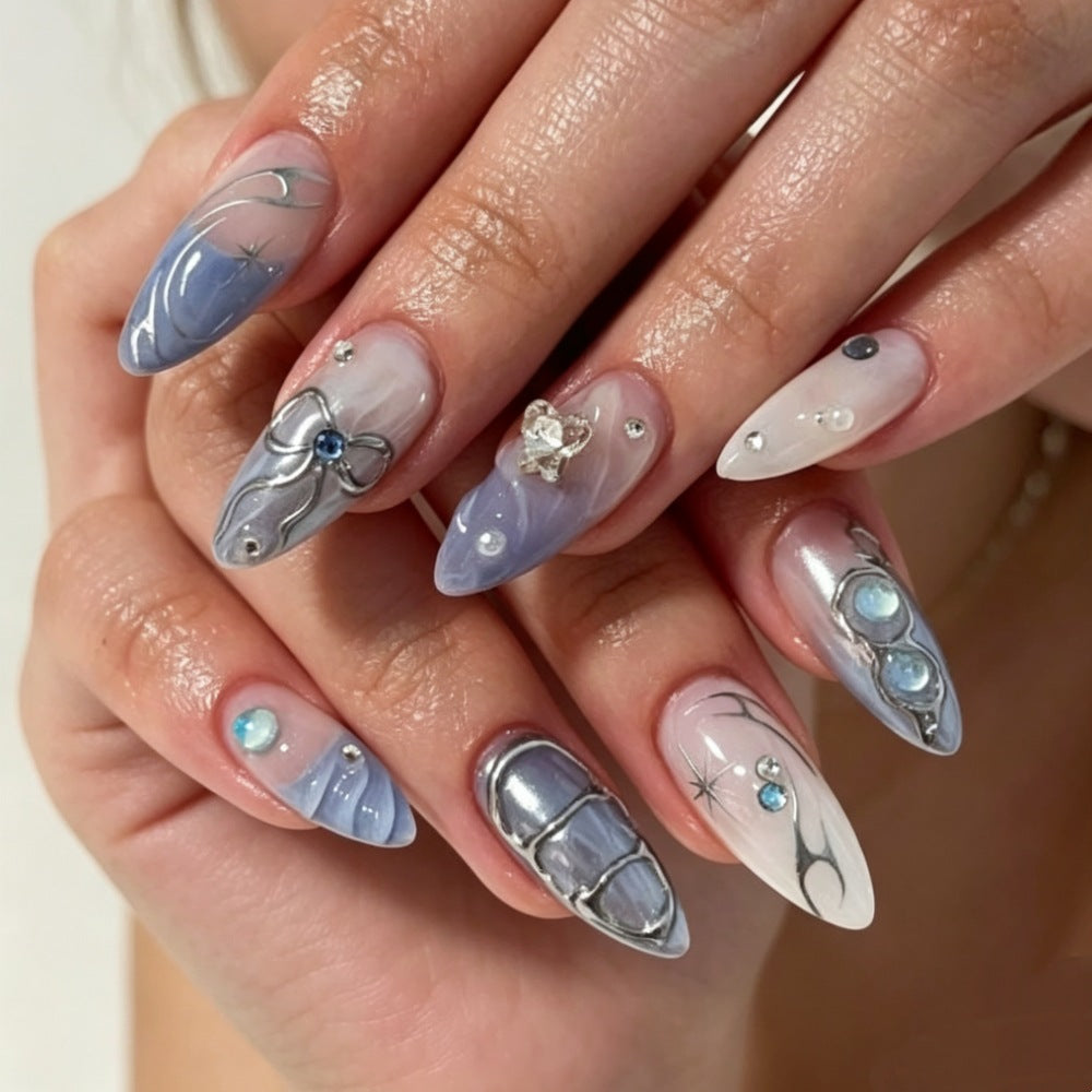 Künstlerisches Press-On-Nageldesign mit floralen und Schmuckakzenten Karnz