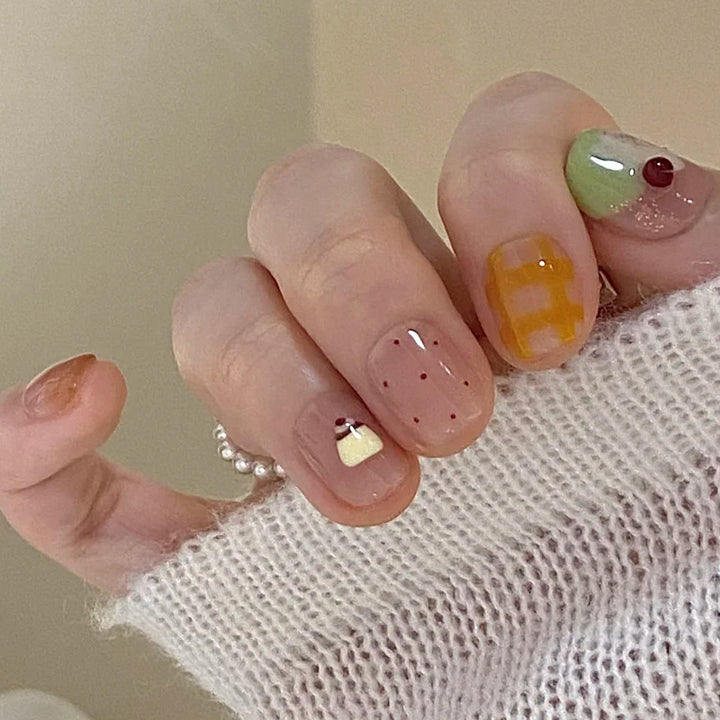 Künstlerisches Press-On Nagelset Karnz