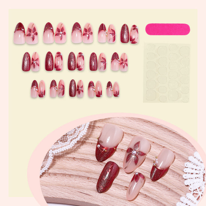 Glamouröses Kunstnagelset mit eleganten Blüten- und Glitzerdetails Karnz