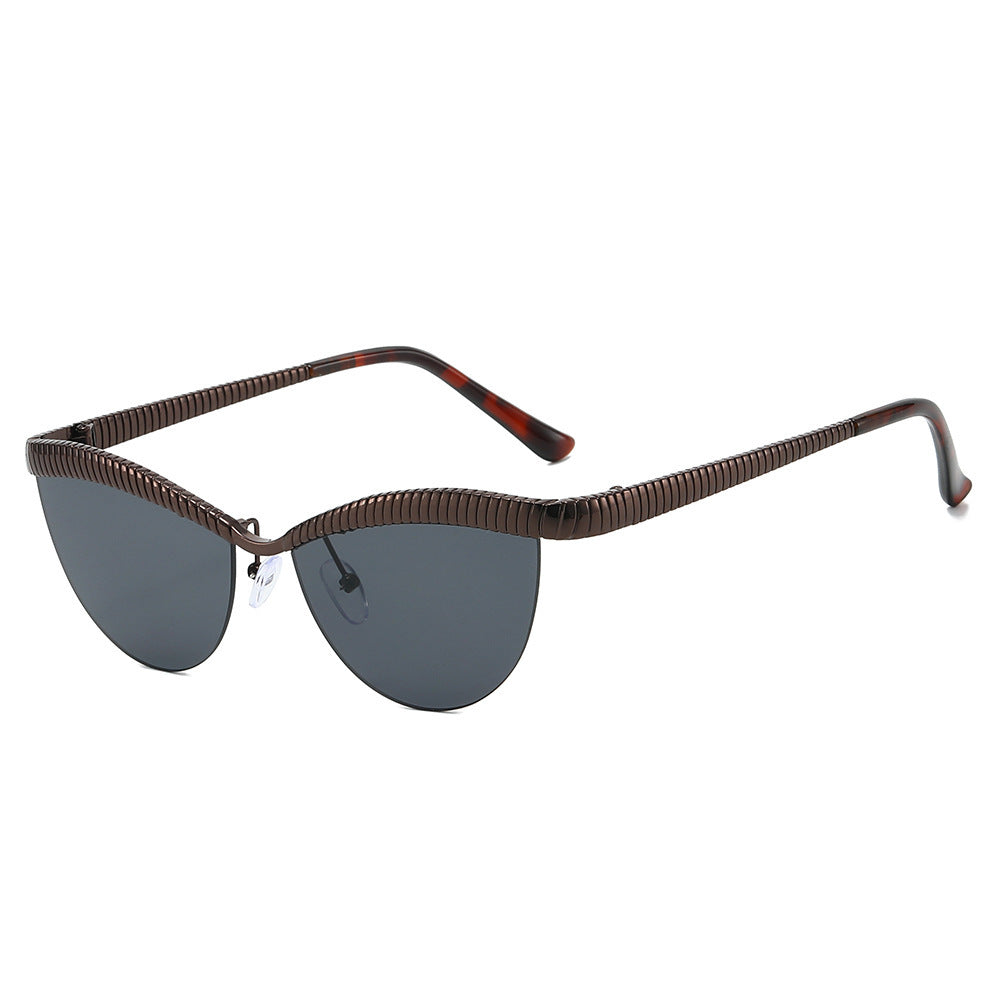 Statement Cat-Eye Sonnenbrille mit sculptierten Metallrahmen Karnz