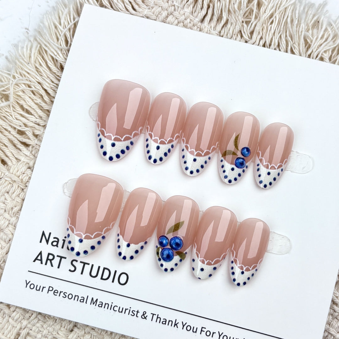 Thematisches dekoratives Press-On-Nagelset mit künstlerischen Designs
