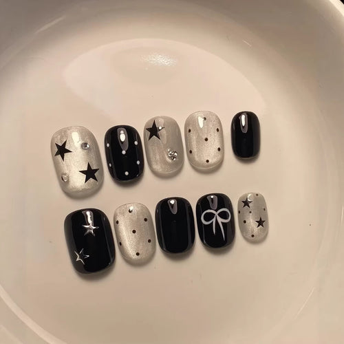 Künstlerisches Press-On-Nagelset mit Stern- und Bogenakzenten