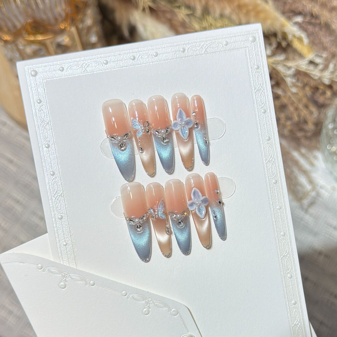 Künstlerisches Press-On-Nagel-Set mit floralen und Edelsteinakzenten Karnz