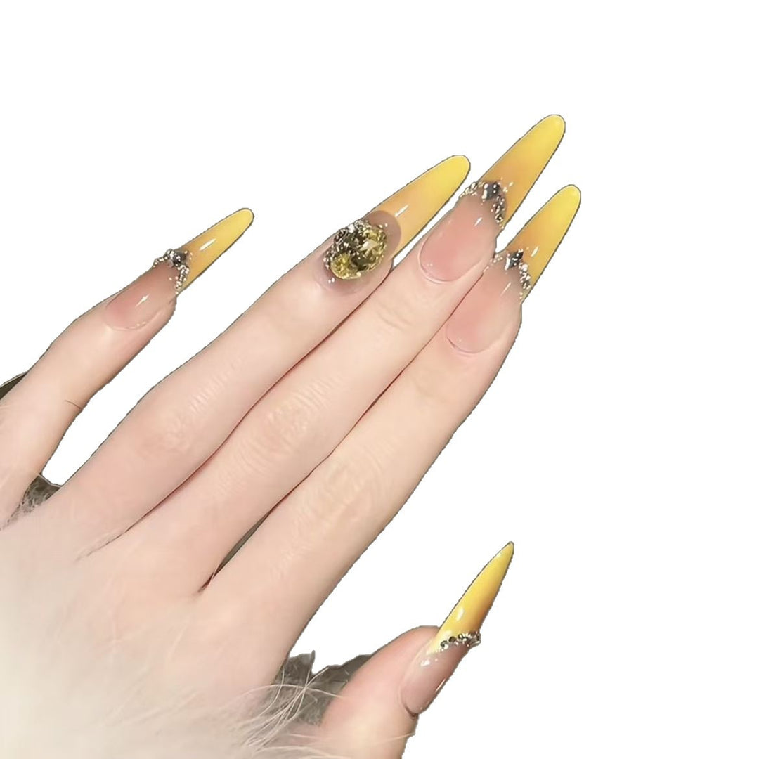 Stiletto-Nagelverlängerungen mit dekorativen Akzenten