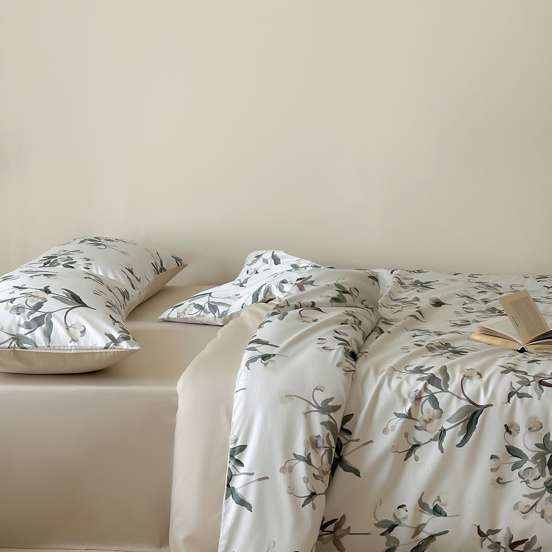 Baumwollsatin-Bettwäschegarnitur mit skizzenhaftem Blumenprint und Wende-Satin