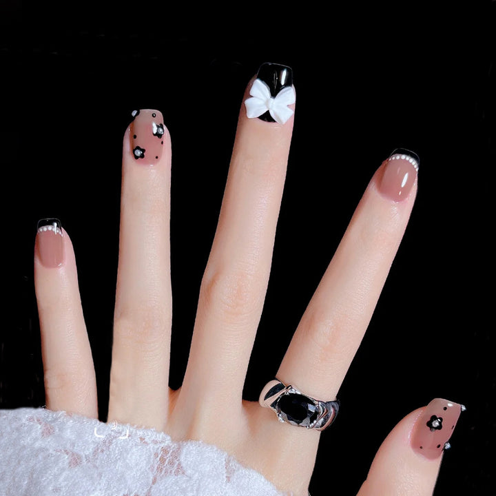 Kunstnagelset mit eleganter Schleifen- und Blumendekoration Karnz