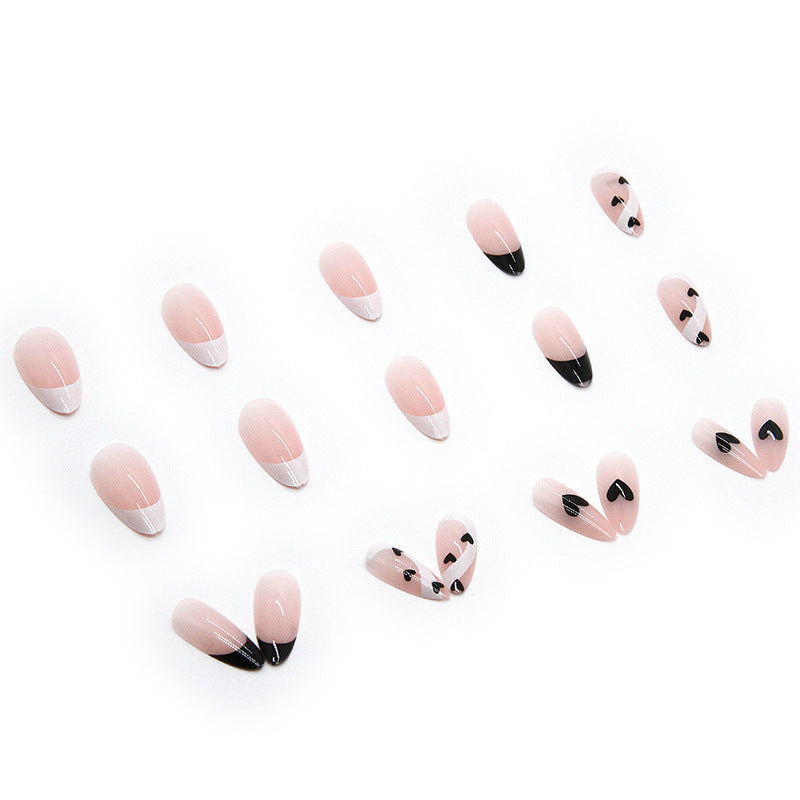 Kreative Nail Art mit Herzdesign Karnz