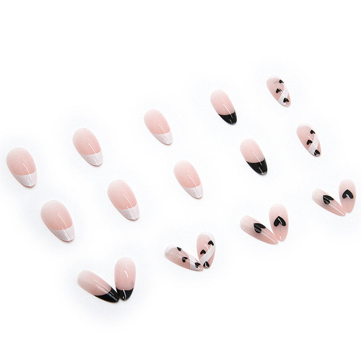 Kreative Nail Art mit Herzdesign Karnz