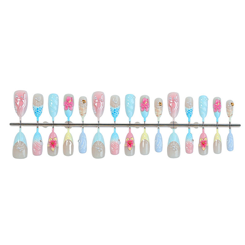 Kunstnagelset mit floralen und glamourösen Designs Karnz