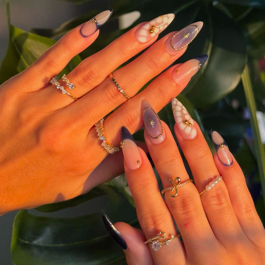 Premium Künstlerische Stiletto Press-On Nägel mit Goldakzenten Karnz