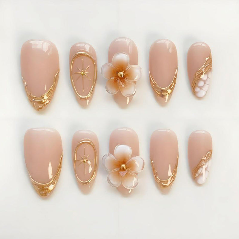 Kunstnagelset mit eleganten Blumen- und Goldverzierungen Karnz