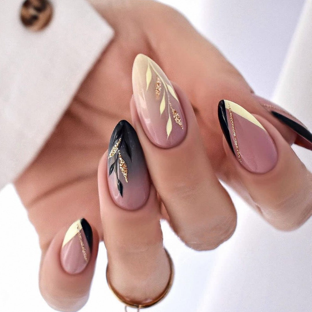 Kreatives Kunstnagelset mit Leopardenmuster und Glitzerakzenten Karnz