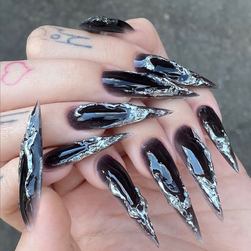Kunstvolle Stiletto-Nägel mit modernem Metall-Effekt Karnz