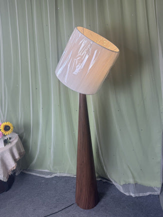 Moderne geometrische Stehlampe mit elegantem Stoffschirm