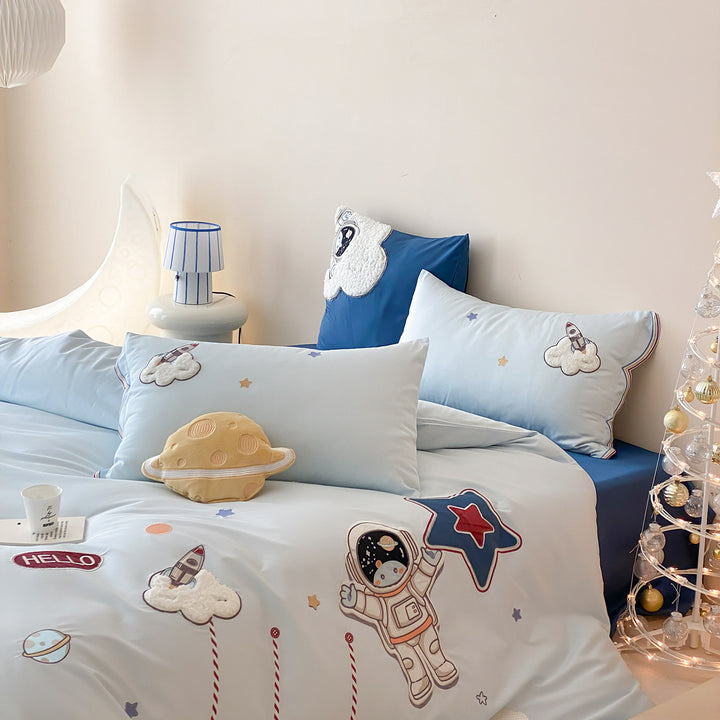 Kindermotivierte Baumwoll-Bettbezug-Set mit Platz-Theme, bestickt mit Kissenbezügen und Pom Pom-Besatz
