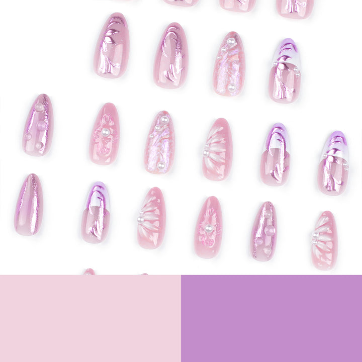 Künstliche Nagelverlängerungen mit filigranen Blumendesigns und Glitzerakzenten Karnz