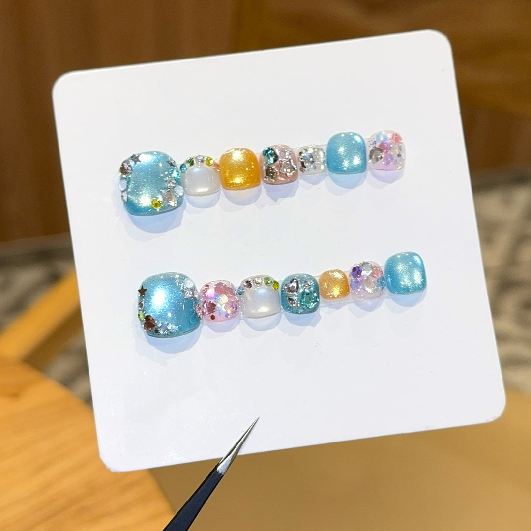 Kunstnagel Design mit Schimmernden Akzenten und Funkelnden Strassdetails Karnz