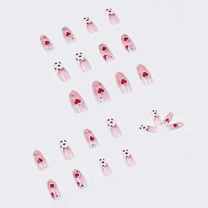 Kunstvolle Nagelkunst mit Herz-Design Karnz