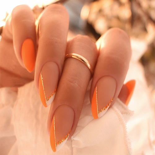Kunstnagelset mit elegantem mattierten Finish und goldenen Akzenten Karnz