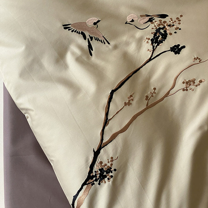 Wendbares Baumwollsatin-Bettgarnitur mit fein gestickten Vogel- und Zweigmotiven