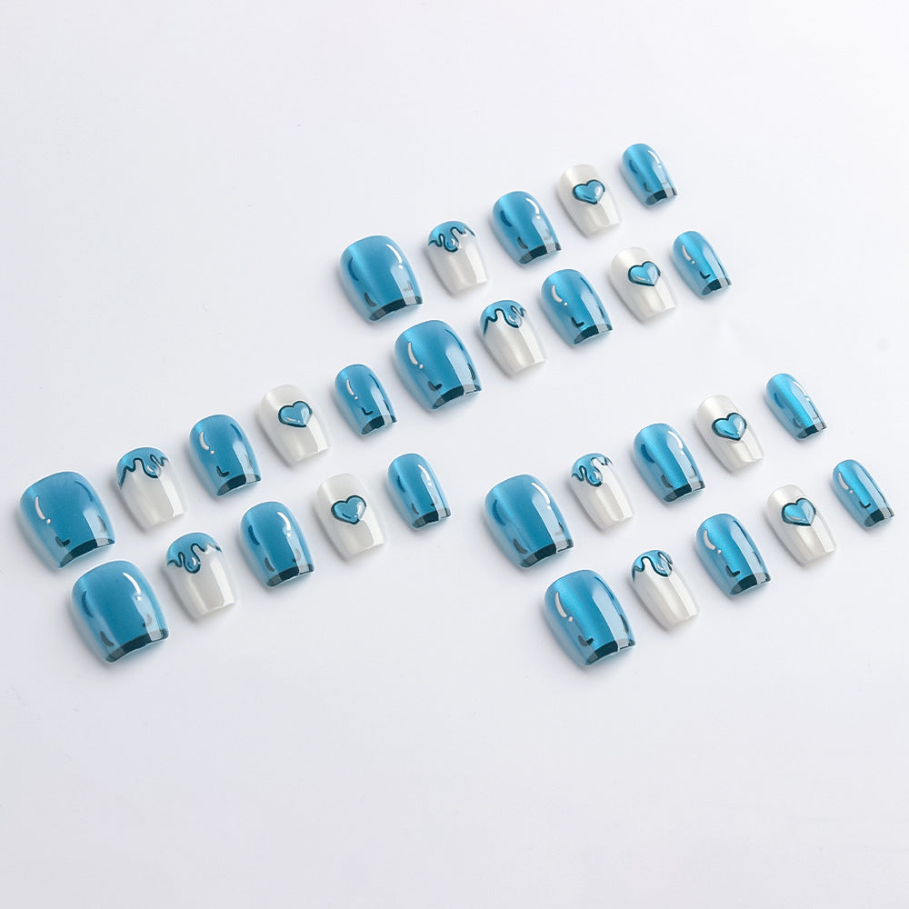 Künstlerisches Press-On-Nagelset mit Herzdesigns Karnz