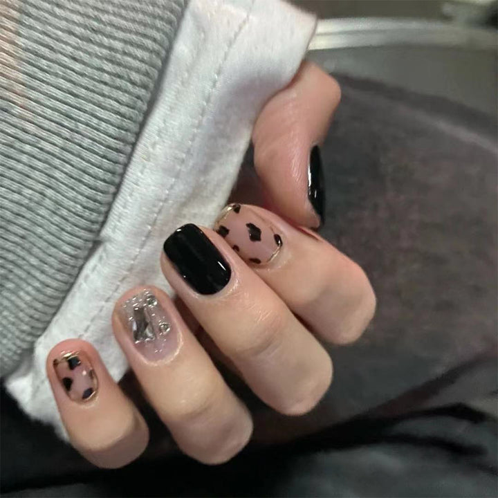 Kunstvolle Nagelkunst mit Schleifen- und Herzdesign Karnz